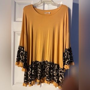 Women Gold animal print shirt. Great with jeans or nice slacks. 1x can fit it
